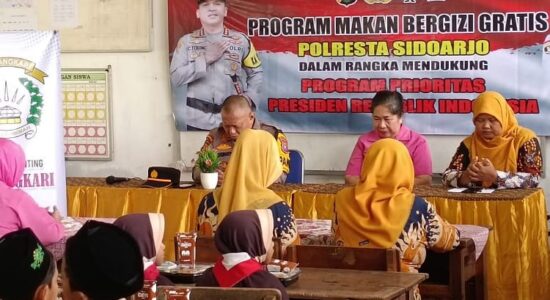 Polsek Tarik Sidoarjo Berikan Makan Siang Bergizi Kepada Siswa-Siswi SD Banjarwungu 2