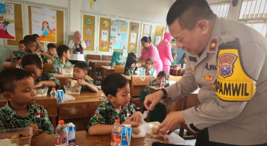 Polsek Gedangan Sidoarjo Bagikan Makan Gratis Bergizi Kepada Siswa SD