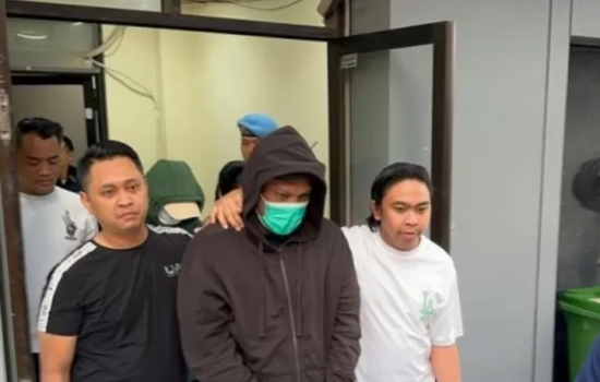 Musisi Virgoun (Bermasker)) saat digiring Polisi di Polres Jakarta Barat