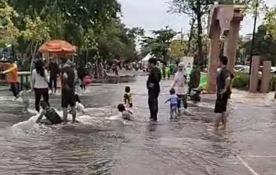 Banjir Rob Melanda Sebagian Wilayah Jakarta Utara, Hiu Muncul di Pantai Ancol