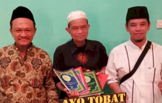 Berdiri tengah: Pembina PMTL JTQ Jawa Timur, Drs. H. Choirul Anam Djabar, usai jumpa pers di Surabaya.