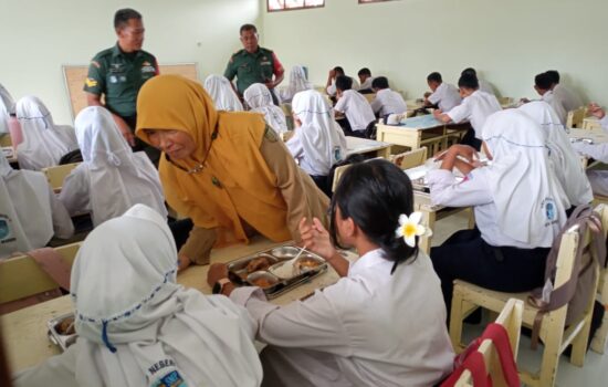 Program MBG SMPN 5 Kota Madiun Tanpa Sendok dan Air Minum